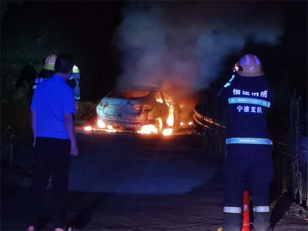 轿车起火 “警消”灭火(图1)