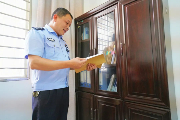 【宁德政法人风采】警营里的“啄木鸟”——走近寿宁县公安局法制大队大队长叶允朝(图1)