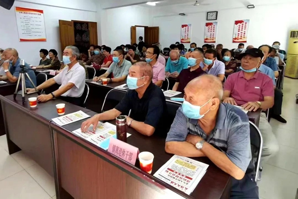 【打击整治养老诈骗】开学第一课，“银发校园”迎来了“反诈讲师”(图2)