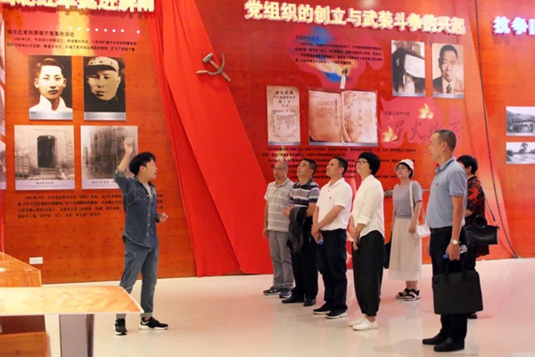 市委政法委党支部开展“红心永向党 喜迎二十大”主题党日活动(图1)