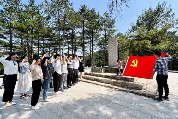 市委政法委党支部开展“红心永向党 喜迎二十大”主题党日活动(图2)
