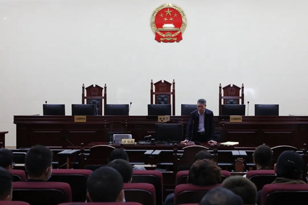 以案释法敲警钟！周宁检察组织社区矫正对象旁听庭审(图1)