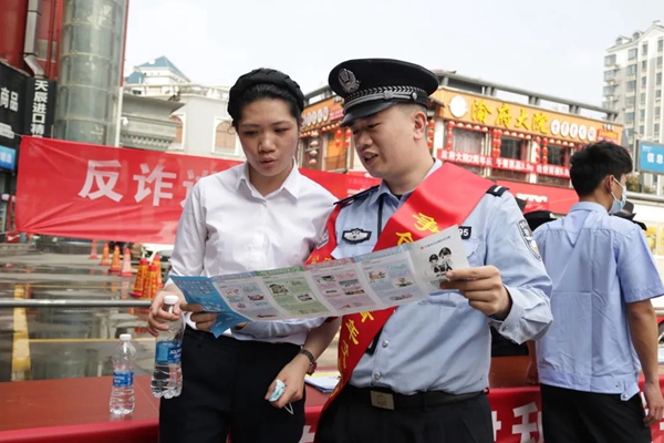 商圈里的“普法驿站”——走进宁德市公安局五里亭派出所“90后”警官普法工作室(图2)