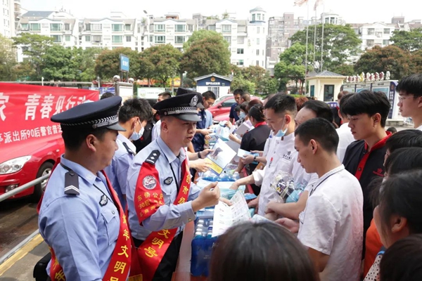 商圈里的“普法驿站”——走进宁德市公安局五里亭派出所“90后”警官普法工作室(图3)