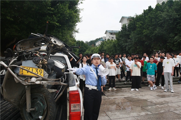 事故车辆进校园“宣传”交规(图1)