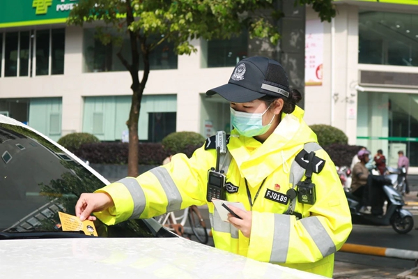 用“速度”与“温情”绘就山城最美“枫警”(图2)