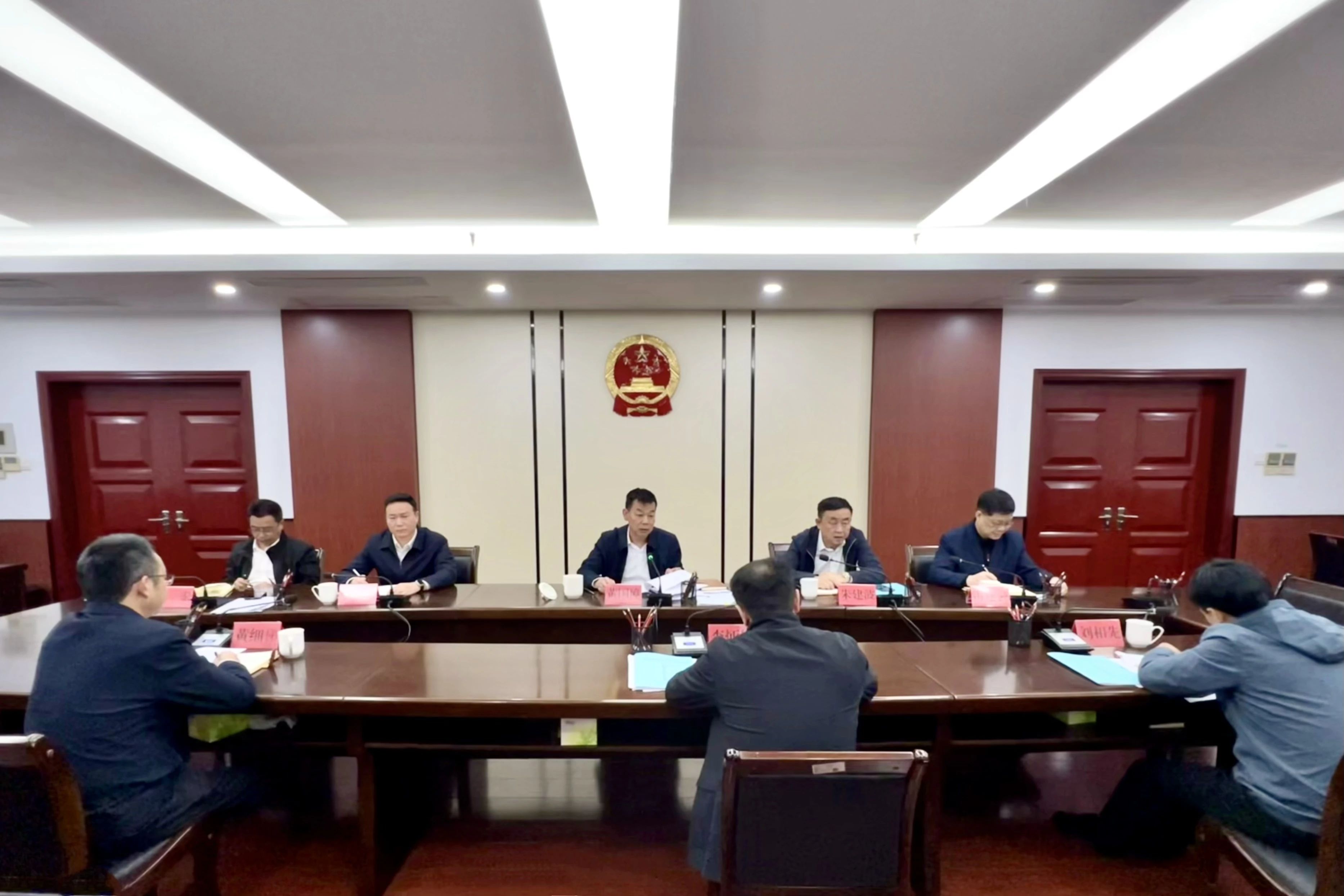 市委政法委理论学习中心组召开学习会(图1)
