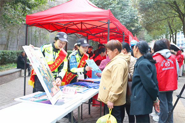 寿宁交警开展交通安全宣传