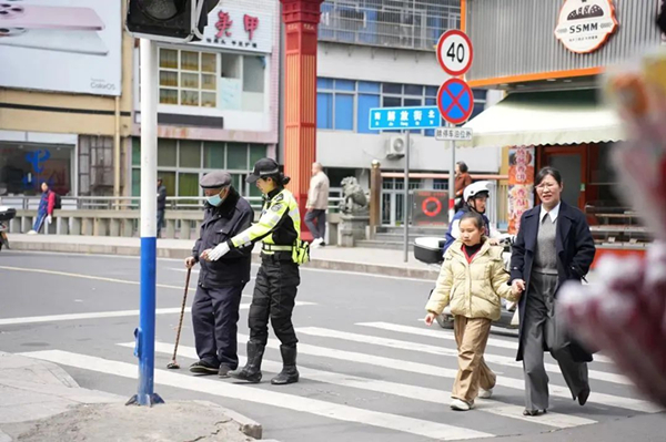 疏堵保畅，护航平安出行.jpg