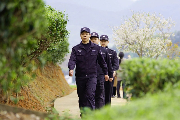 巡逻勤务，筑牢安全防线.jpg