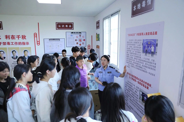 基地体验深化禁毒认知.jpg