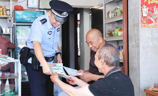 民警向村民开展反诈宣传.jpg