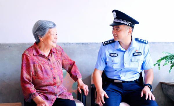 民警开展入户访查，了解社情民意.jpg