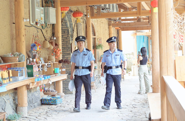 警务室民警辅警在文创片区徒步巡逻.jpg