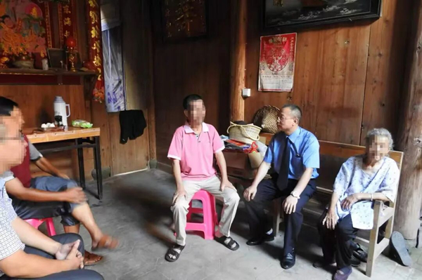 屏南县检察院检察长吴益华下沉入户走访，实地摸清救助对象家庭情况.jpg